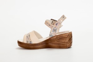 Дамски сандали на платформа Lateya бежови с принт цветя 1