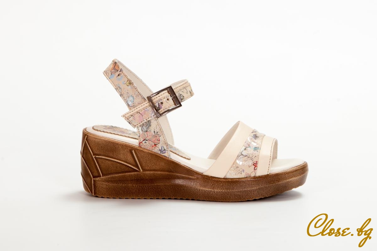 Дамски сандали на платформа Lateya бежови с принт цветя