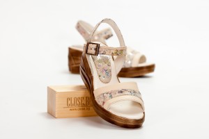 Дамски сандали на платформа Lateya бежови с принт цветя 2